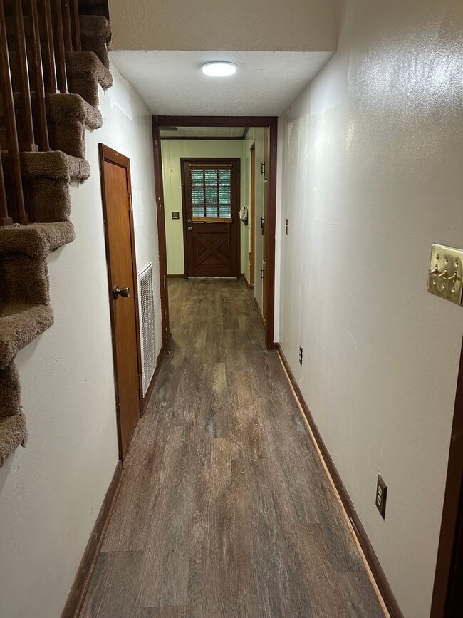 Building Photo - 6 BR 3 BA House in Colonial Hill Community
