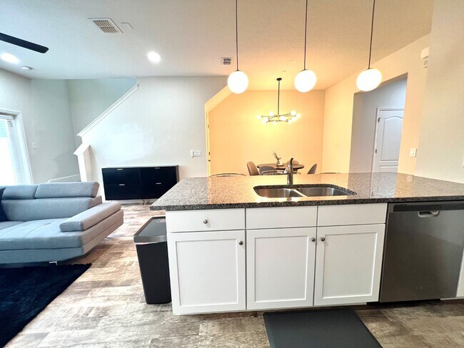 Building Photo - 1043 Taramundi Dr