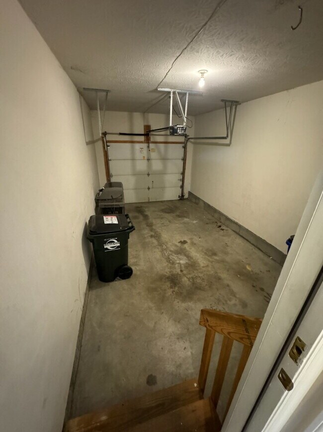 Building Photo - Charming 3 Bedroom Duplex