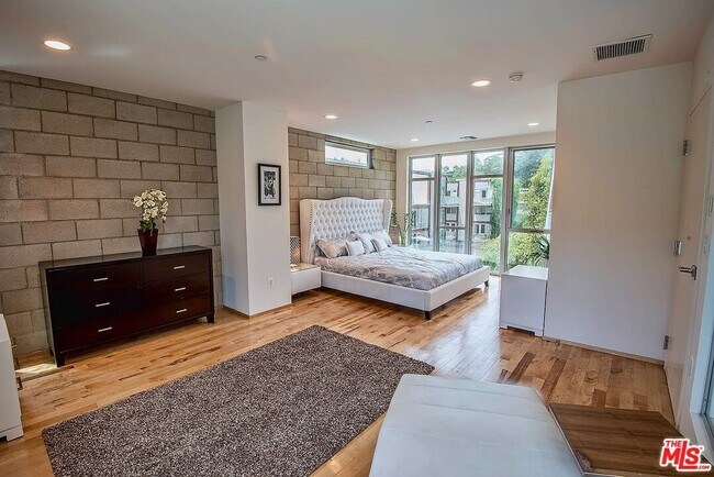 Building Photo - 3450 Cahuenga Blvd