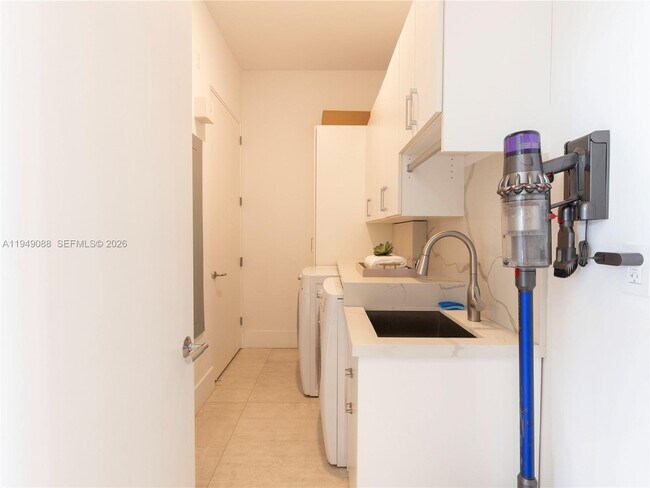 Building Photo - 2669 S Bayshore Dr