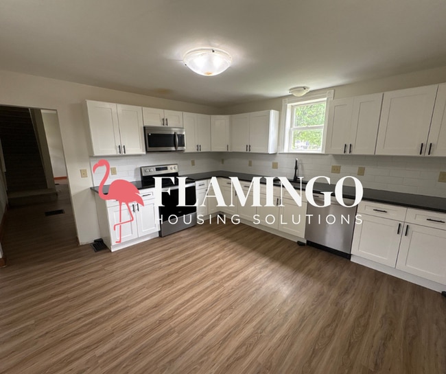 Building Photo - Large 3-Bedroom, 3-Bath Home with Plenty of Space!