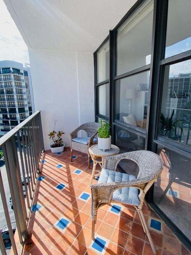 Building Photo - 800 Parkview Dr