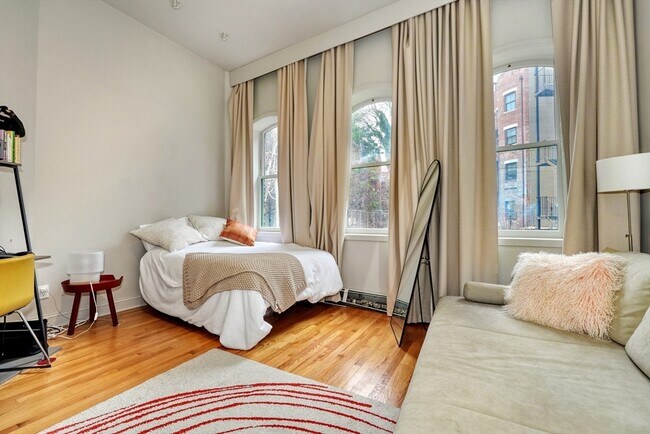 Building Photo - 70 Clarendon St