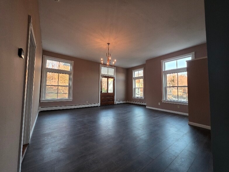 Building Photo - 296 Main St