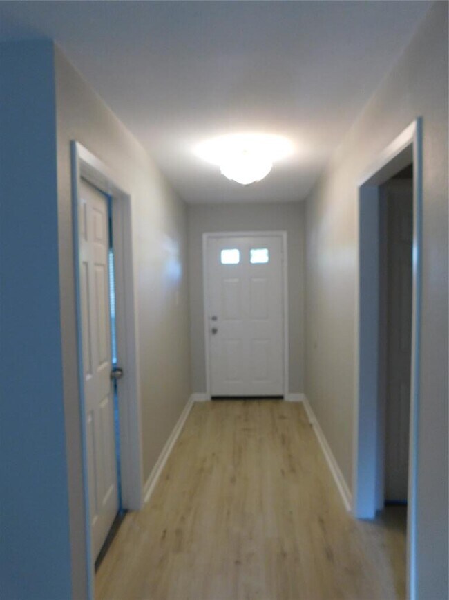 Building Photo - 10100 Woodglen Dr