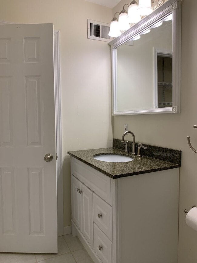 Building Photo - Beautiful 3bed/2.5 bath in Southside