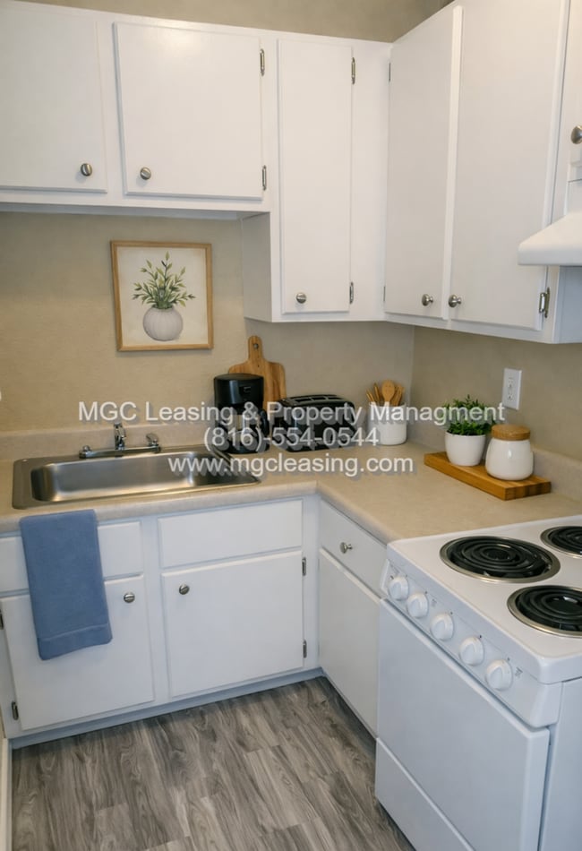 Building Photo - Le Grand Apartments - Ask about our June Move-In Specials!