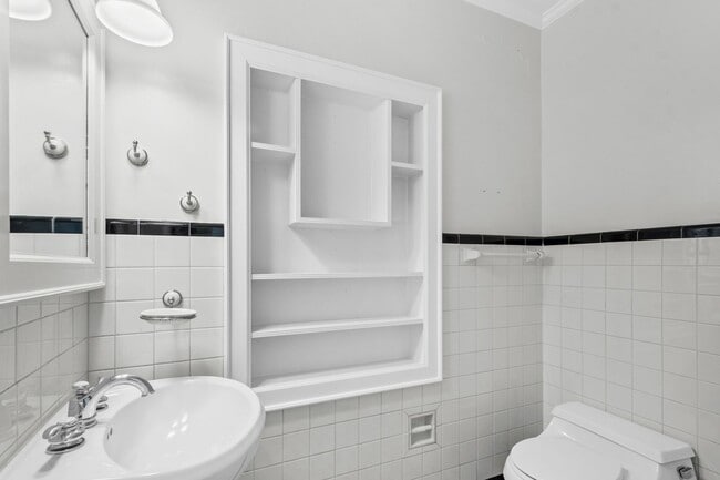 Building Photo - Winter Park Pool Home on half acre lot, st...