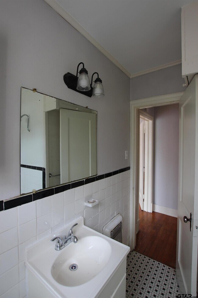 Building Photo - 132 Rowland Pl