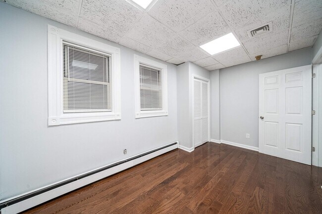 Building Photo - 728 Bergen Ave