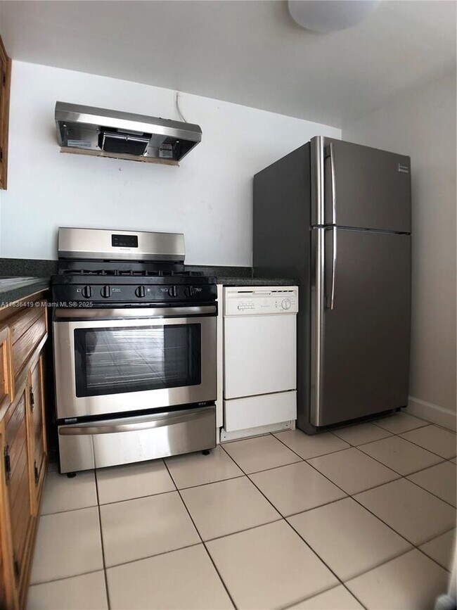 Building Photo - 2539 Bayshore Dr