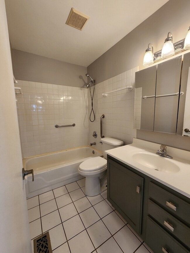 Building Photo - 123 Brewster Ct