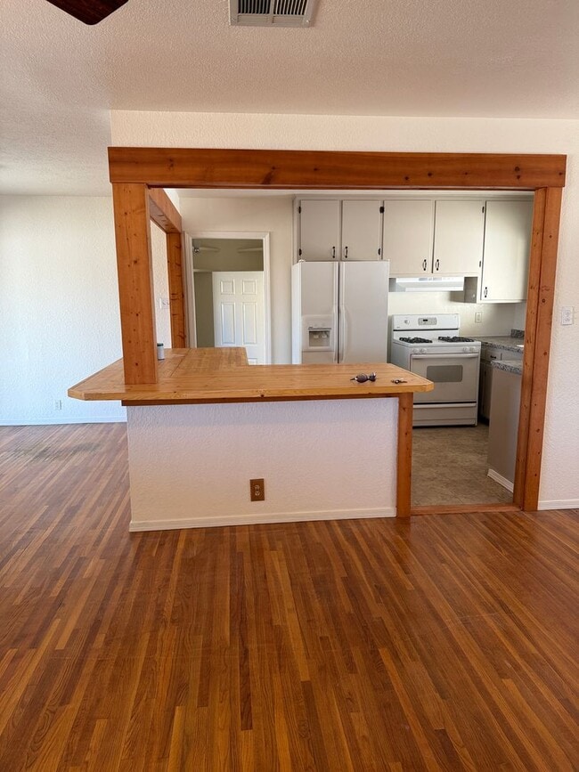 Building Photo - 2101 Aspen Dr