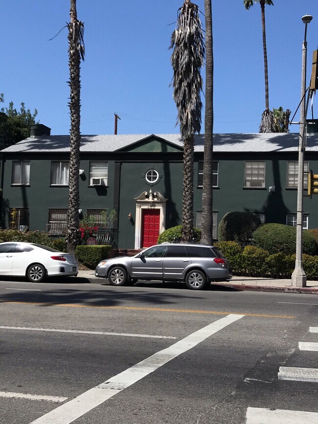 Building Photo - 303 S Doheny Dr