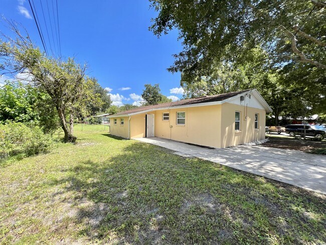 Building Photo - 1120 NE 24th Terrace