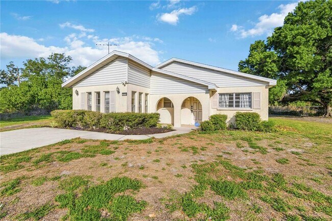 Building Photo - 2615 9th Ave Dr E