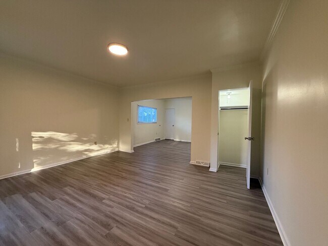 Building Photo - Newly updated 2BR house with yard, off str...