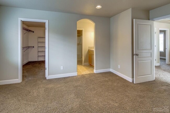 Building Photo - Beautiful 3 Bed/2.5 Bath Two-Story Duplex ...
