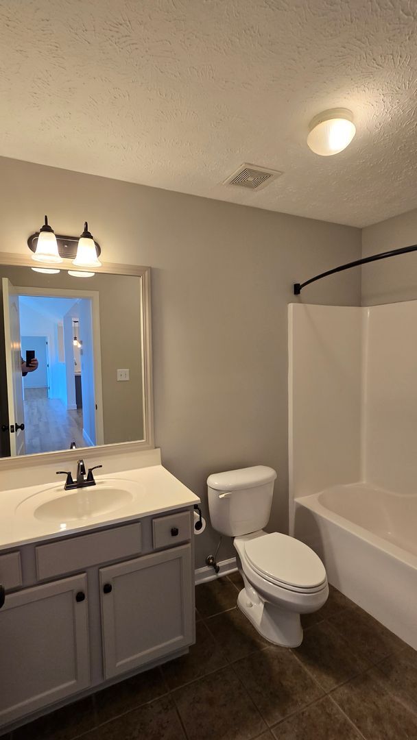 Building Photo - Beautiful home just minutes to Medina Middle School with Lawn care included