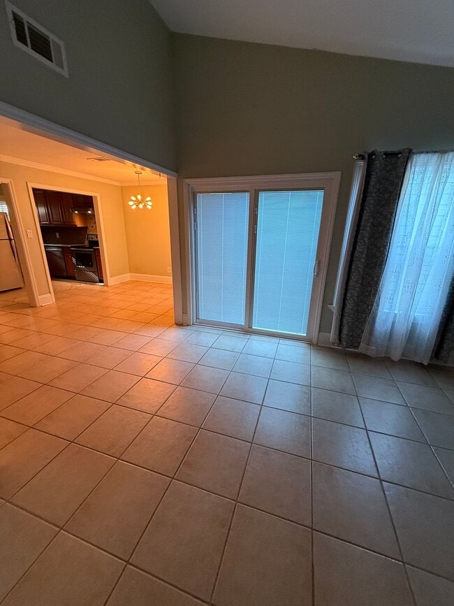 Building Photo - 2/2.5 Townhouse off of Tharpe st! Central ...