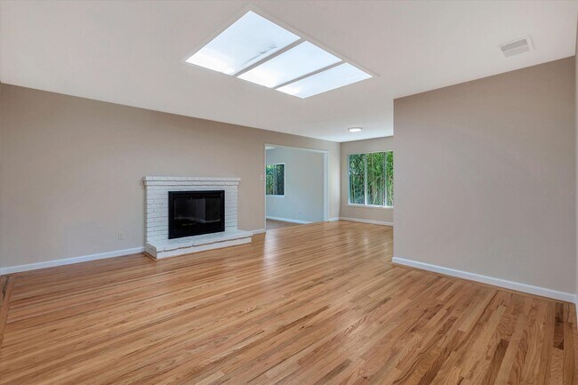 Building Photo - Beautifully Remodeled 4 Bedroom (+ bonus room and closet) 2 Bathroom Mountain View Home!