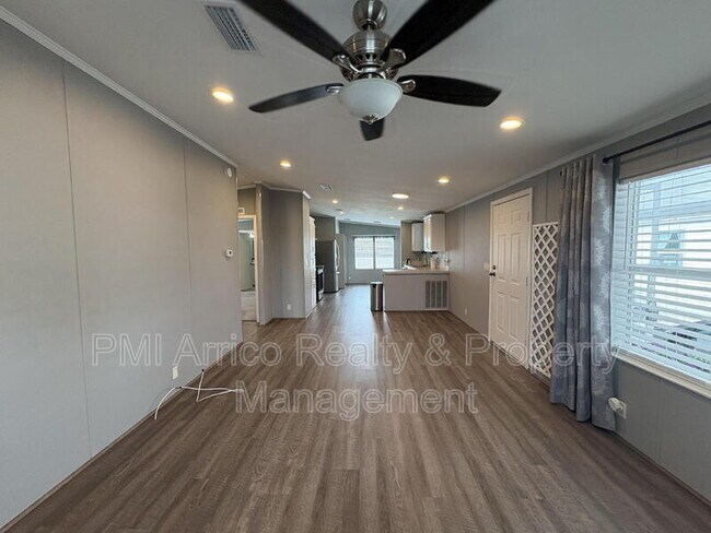 Building Photo - 712 Choo Choo Ln