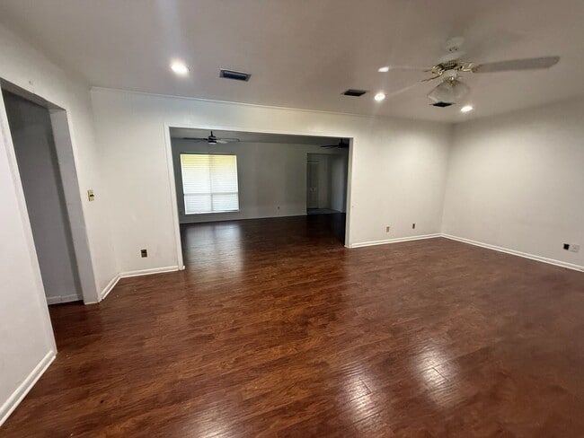 Building Photo - Spacious Home in Southern Hills