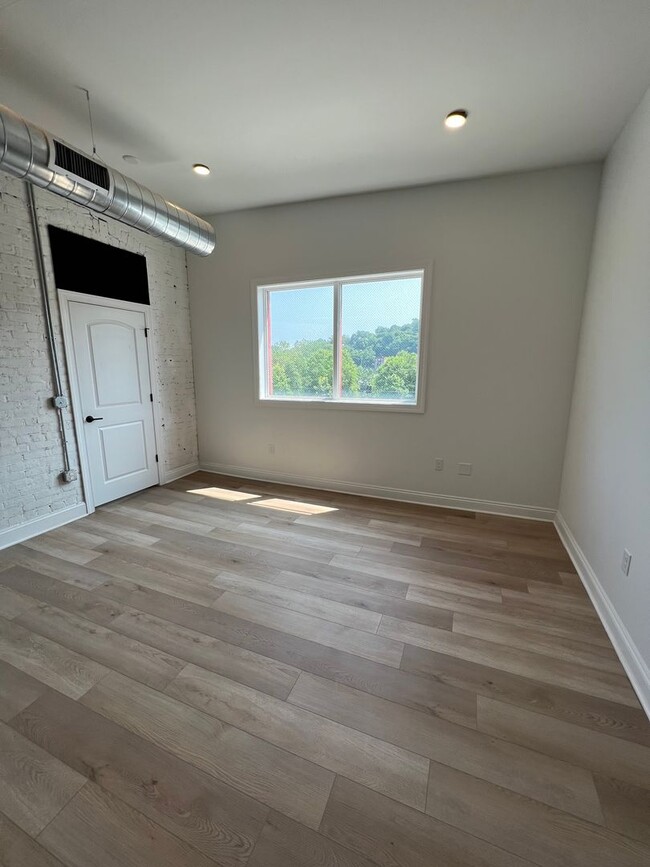Building Photo - Amazing VIEWS! - Available May 15th