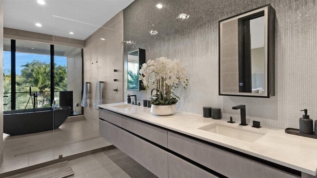 Building Photo - 823 Ponce de Leon Dr