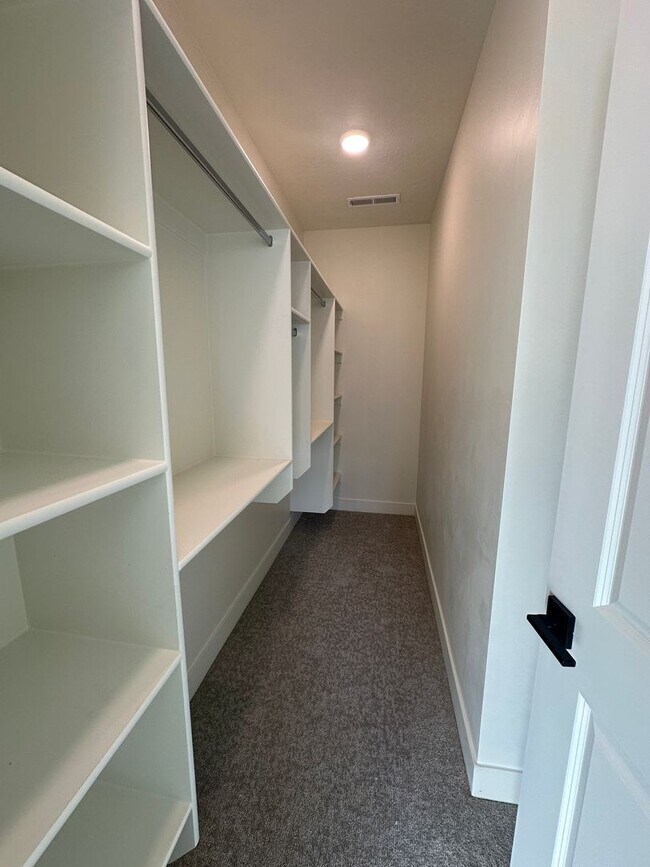 Building Photo - Brand New Townhome