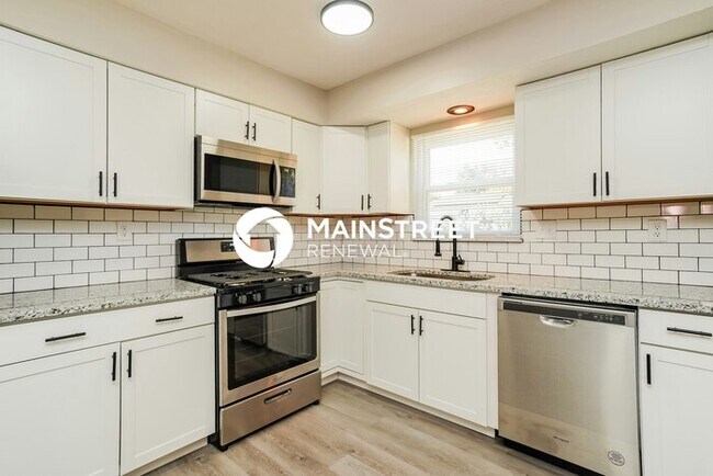 Building Photo - 3 Bedroom Pet-Friendly Home in Columbus, OH with Main Street Renewal