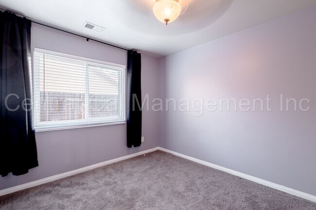 Building Photo - 3 Bedroom/2 Bath Home with Solar in the De...