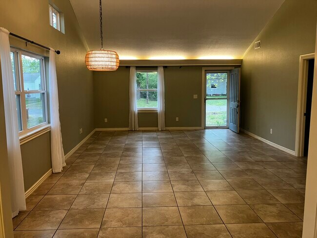 Living2 - 805 NW B St