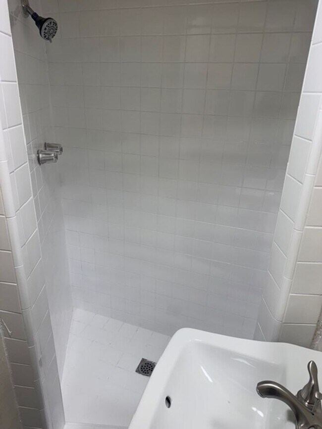 Building Photo - 501 W 8th St