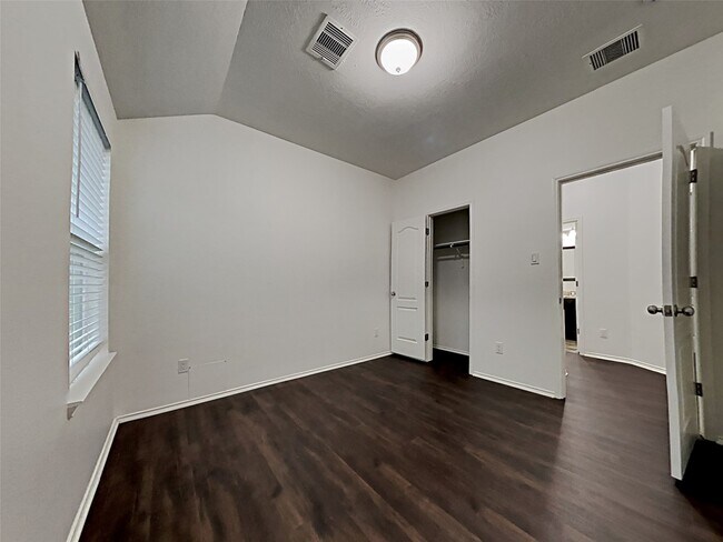 Building Photo - 2567 Riverway Dr