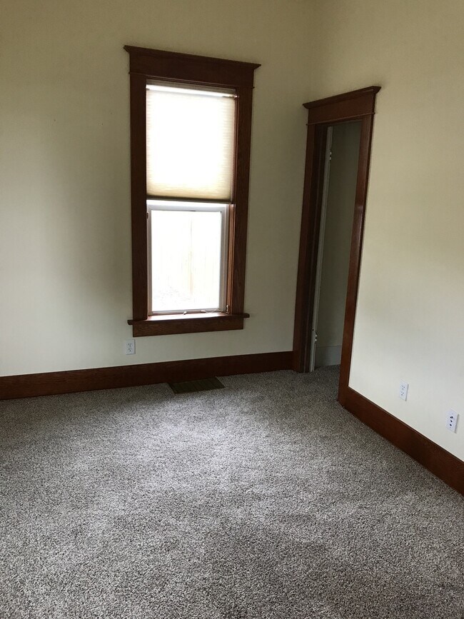 Building Photo - One of a kind ranch home with lake mountain views!