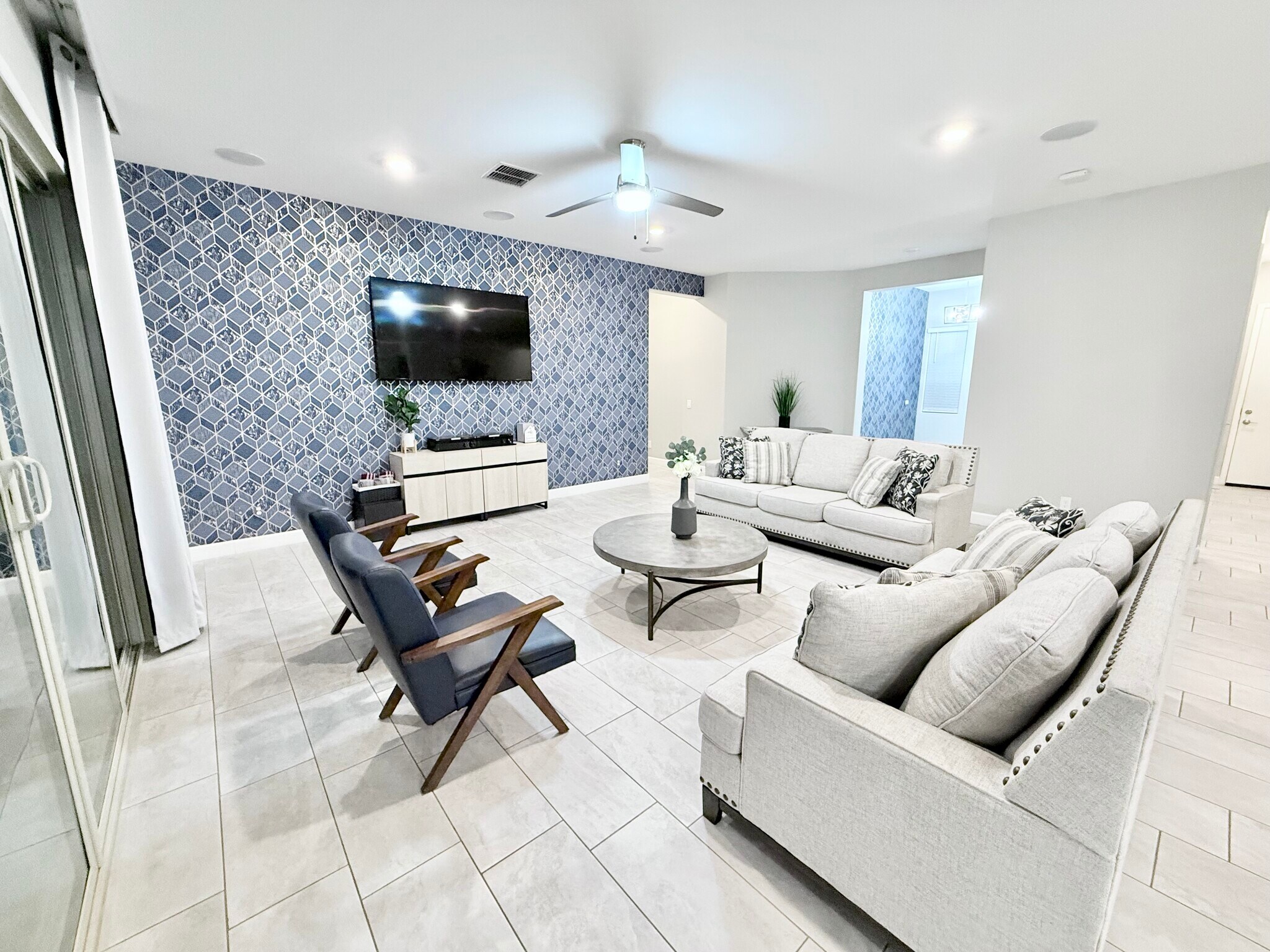 Building Photo - 2506 E Pleasant Ln