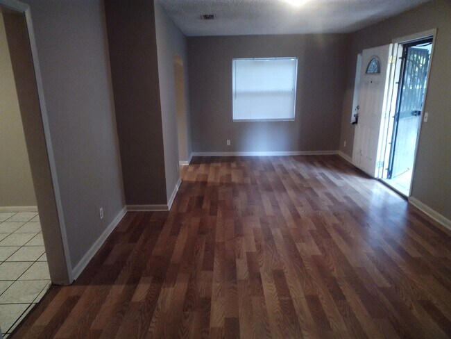 Building Photo - 2112 Allandale Cir W