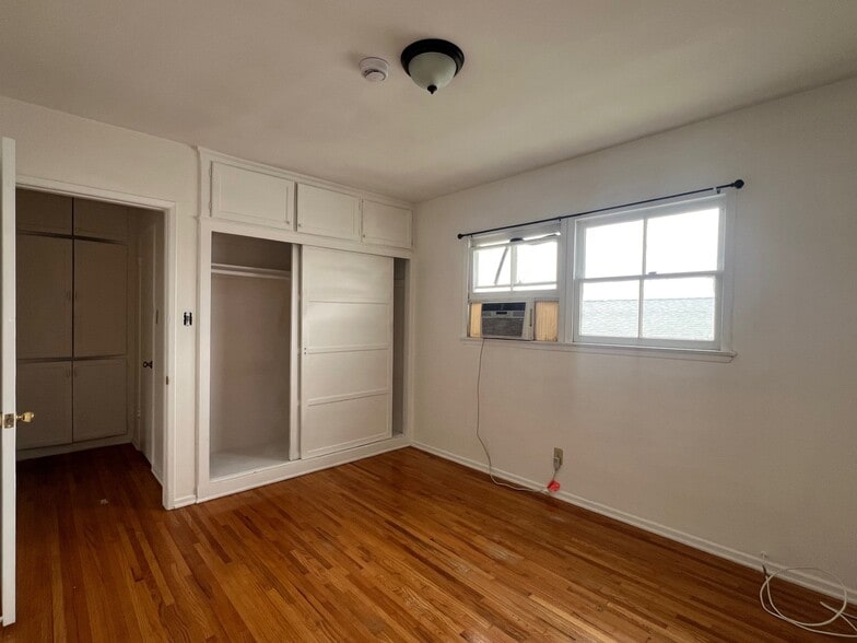 Building Photo - 873 N Hoover St