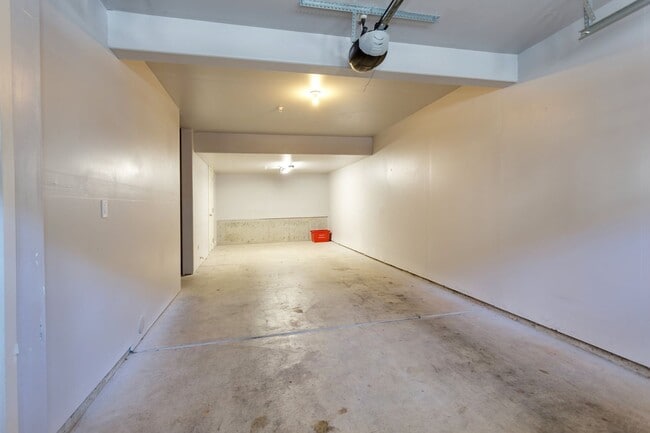 Building Photo - Beautiful Townhouse Available in Cedar Mill!
