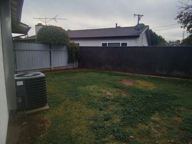 Building Photo - Nicely remodeled 3 bedroom 2 bath home wit...