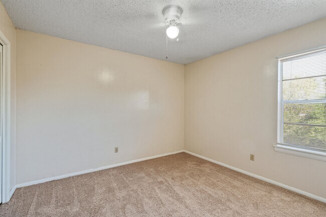 Building Photo - 221 Mary Lou Dr