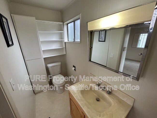 Building Photo - 3832 S Cushman Ave