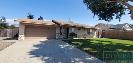 Building Photo - A Comfortable Home awaits the right Tenant!