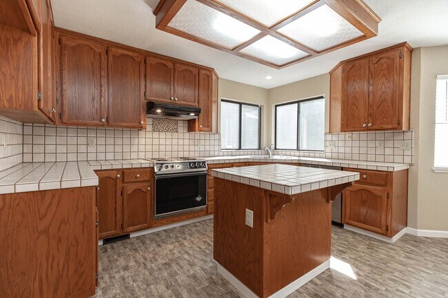 Building Photo - Two story home located near major shopping and restaurants!