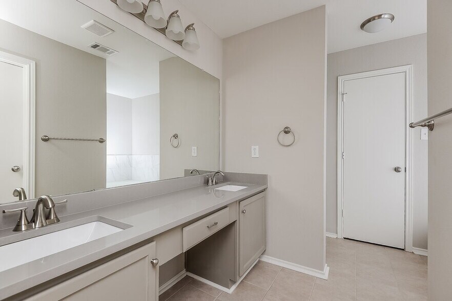 Building Photo - 2104 Deniro Dr