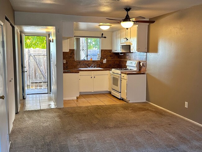 Building Photo - Back gate close 2 bedroom 1.5 bath condo w...