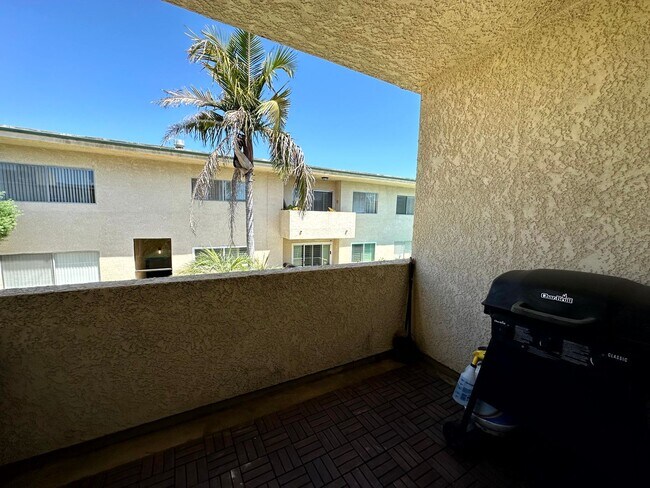 Building Photo - Spacious Upper level 1 bed -1 bath with parking and pool in Encino