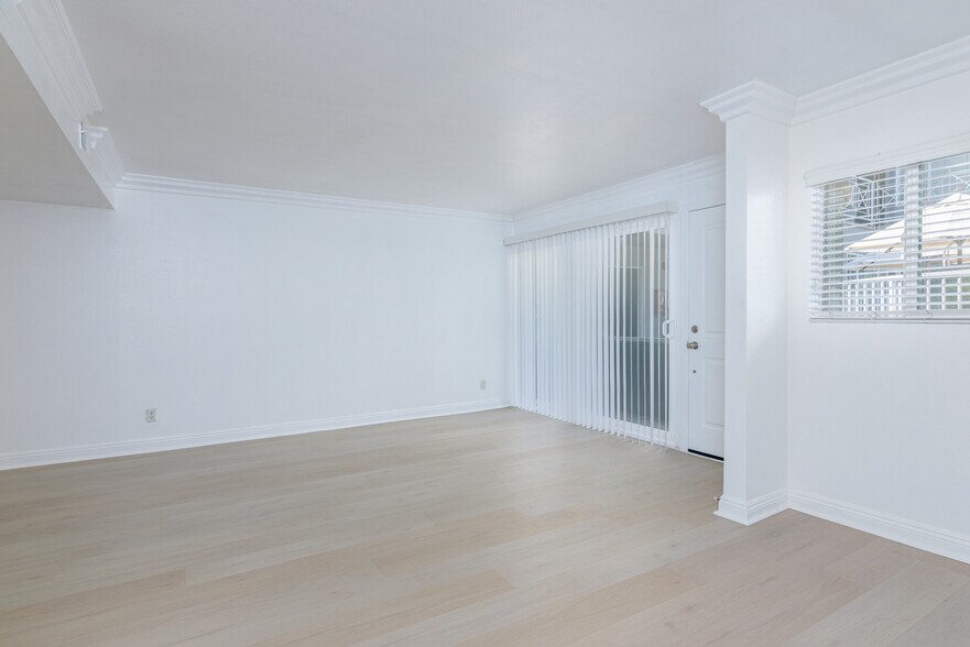 Building Photo - 355 N Maple St